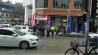 Yolun karşısına geçmeye çalışan yaşlı kadına trafik polisi eşlik etti