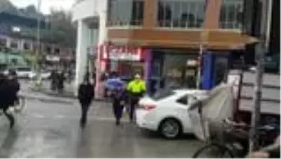 Yolun karşısına geçmeye çalışan yaşlı kadına trafik polisi eşlik etti