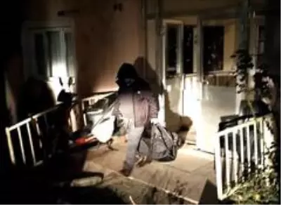 60 yaşındaki korona hastası yurttan kaçtı, polis alarma geçti 60 yaşındaki korona hastası yurttan kaçtı, polis alarma geçti