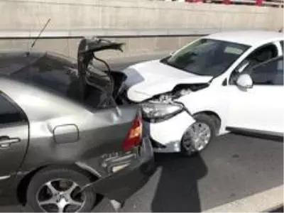 8 aracın karıştığı zincirleme kazada şans eseri yaralanan olmadı 8 aracın karıştığı zincirleme kazada şans eseri yaralanan olmadı