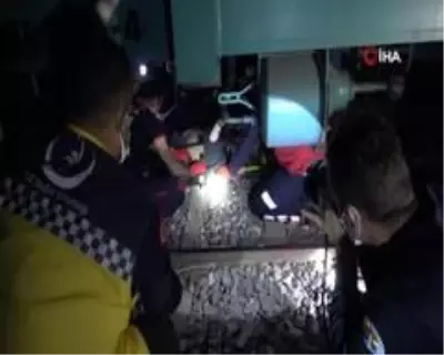 Adana'da yük treninin çarpmasıyla kolu kopan kişi ağır yaralandı Adana'da yük treninin çarpmasıyla kolu kopan kişi ağır yaralandı
