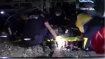 Adana'da yük treninin çarpmasıyla kolu kopan kişi ağır yaralandı Adana'da yük treninin çarpmasıyla kolu kopan kişi ağır yaralandı