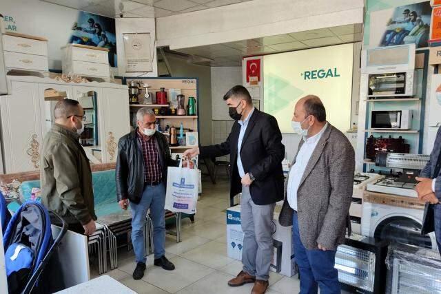 AK Parti Şahinbey İlçe Başkanlığı'nın hayata geçirdiği anlamlı proje kapsamında esnaflar tek tek gezildi