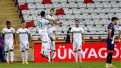 Alanyaspor, derbide Antalyaspor'u 2-0 mağlup etti ve liderliğini sürdürdü