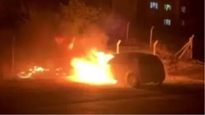 Alev topuna dönen otomobil hem yandı hem patladı Alev topuna dönen otomobil hem yandı hem patladı