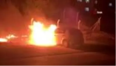 Son dakika haberi! Alev topuna dönen otomobil hem yandı hem patladı Son dakika haberi! Alev topuna dönen otomobil hem yandı hem patladı