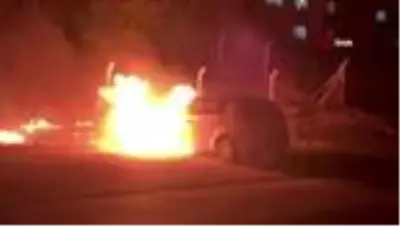 Alev topuna dönen otomobil hem yandı hem patladı Alev topuna dönen otomobil hem yandı hem patladı