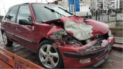 Alkollü sürücü polis aracına çarptı: 1 polis yaralı Alkollü sürücü polis aracına çarptı: 1 polis yaralı