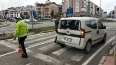 Alkollü sürücü polis aracına çarptı: 1 polis yaralı Alkollü sürücü polis aracına çarptı: 1 polis yaralı