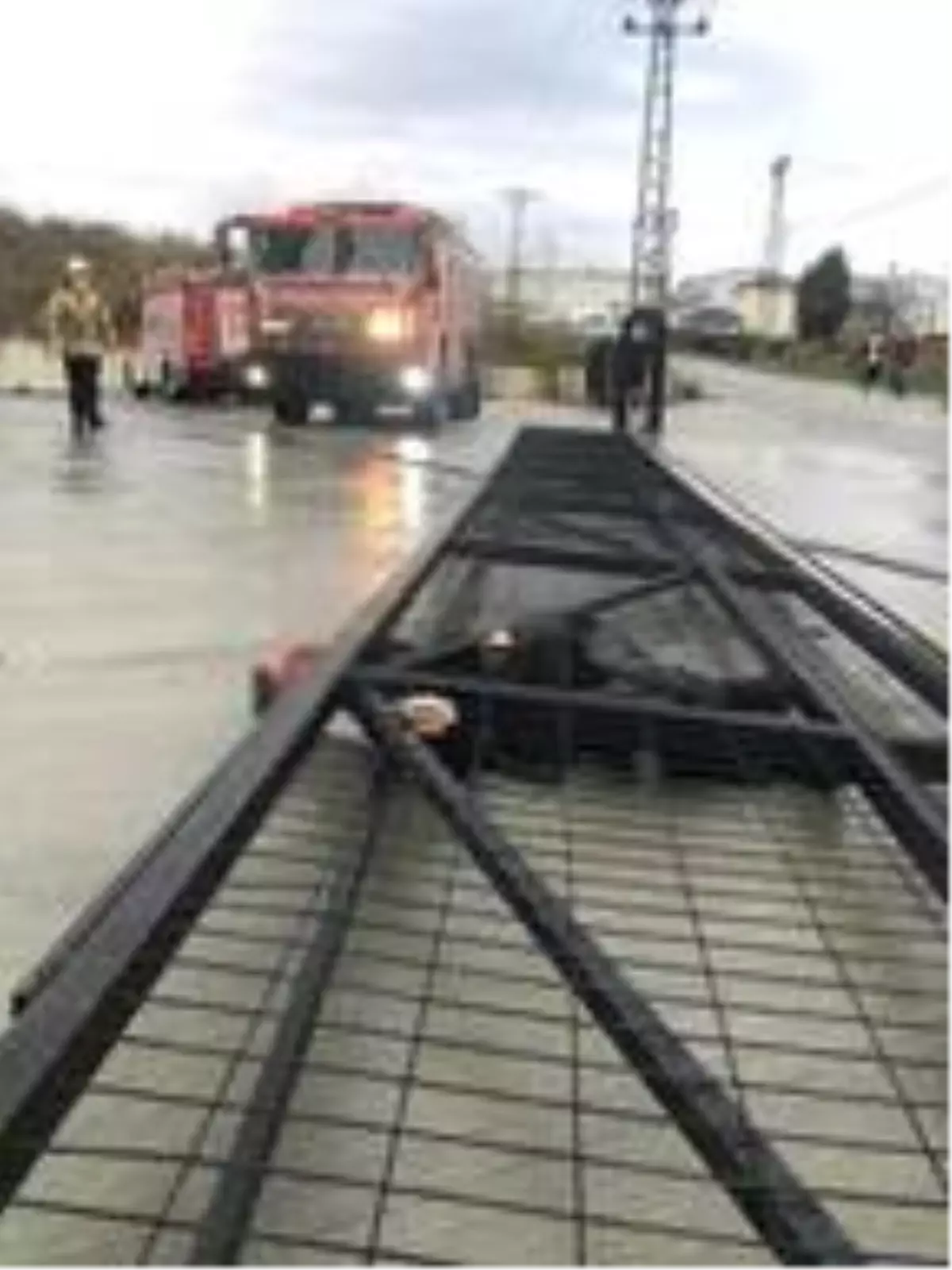 Son dakika! Arnavutköy'de üzerine giriş kapısı devrilen fabrika bekçisi hayatını kaybetti