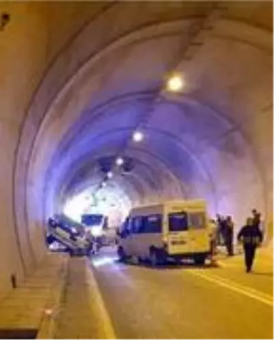 Son dakika! Artvin'de minibüs ile otomobilin çarpıştığı kazanın görüntüleri ortaya çıktı