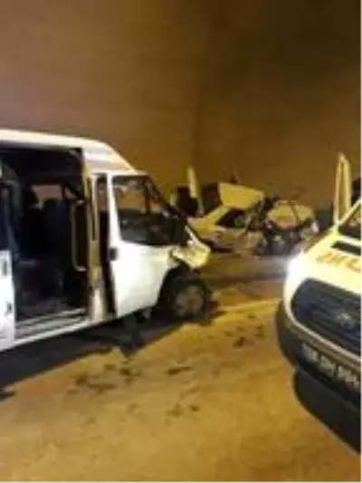 Son dakika! Artvin'de minibüs ile otomobilin çarpıştığı kazanın görüntüleri ortaya çıktı