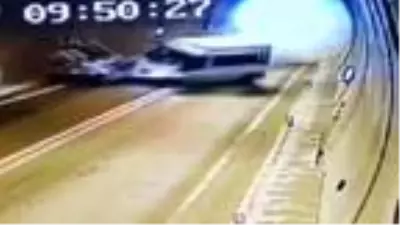 Son dakika! Artvin'de minibüs ile otomobilin çarpıştığı kazanın görüntüleri ortaya çıktı