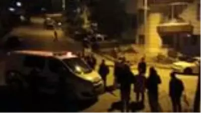 Başkentte, taksi evin çatısına devrildi: 1 yaralı Başkentte, taksi evin çatısına devrildi: 1 yaralı