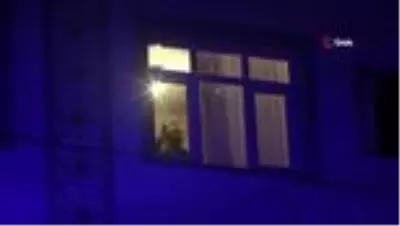 Bıçaklanan adam yardım istemek için evine koştu
