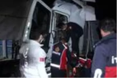 Burdur'da kamyonlar çarpıştı: 1 ölü Burdur'da kamyonlar çarpıştı: 1 ölü