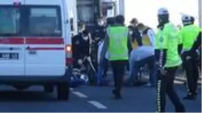 Çöp kamyonuna çarpan motosiklet sürücüsü ve arkadaşı yaşamını yitirdi
