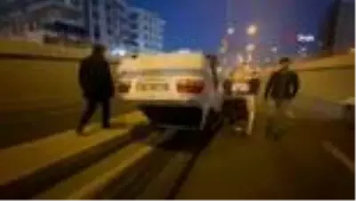 Devrilen otomobilin sürücüsü yaralandı