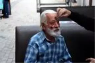 Dilenci kılığına girip yarım saatte 60 TL para topladı Dilenci kılığına girip yarım saatte 60 TL para topladı