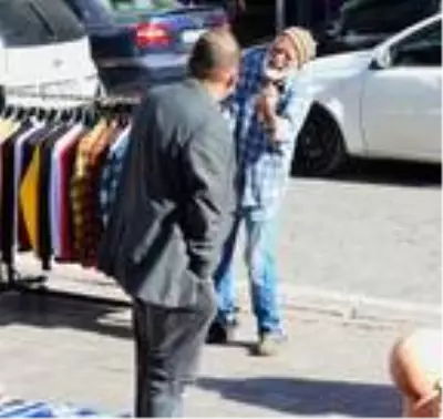Dilenci kılığına girip yarım saatte 60 TL para topladı Dilenci kılığına girip yarım saatte 60 TL para topladı