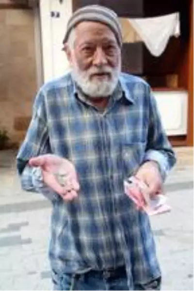 Dilenci kılığına girip yarım saatte 60 TL para topladı Dilenci kılığına girip yarım saatte 60 TL para topladı