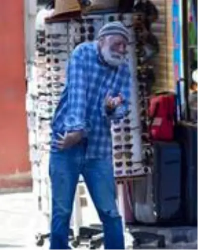 Dilenci kılığına girip yarım saatte 60 TL para topladı Dilenci kılığına girip yarım saatte 60 TL para topladı