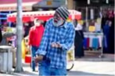 Dilenci kılığına girip yarım saatte 60 TL para topladı Dilenci kılığına girip yarım saatte 60 TL para topladı