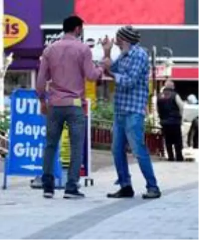Dilenci kılığına girip yarım saatte 60 TL para topladı Dilenci kılığına girip yarım saatte 60 TL para topladı