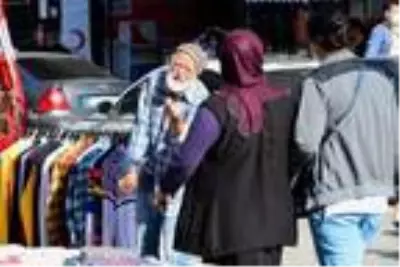 Dilenci kılığına girip yarım saatte 60 TL para topladı Dilenci kılığına girip yarım saatte 60 TL para topladı