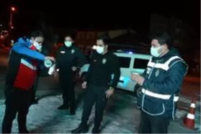 Eksi 10 derecede görev başındaki polislere çay ikram ettiler
