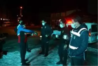 Eksi 10 derecede görev başındaki polislere çay ikram ettiler