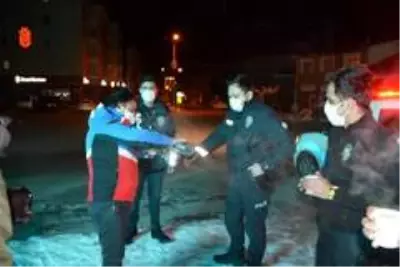 Eksi 10 derecede görev başındaki polislere çay ikram ettiler