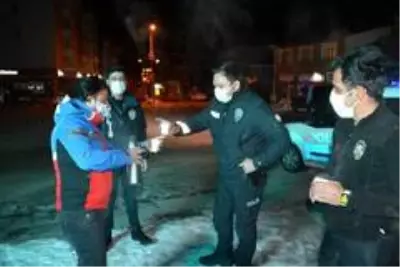 Eksi 10 derecede görev başındaki polislere çay ikram ettiler