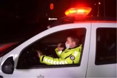Eksi 10 derecede görev başındaki polislere çay ikram ettiler