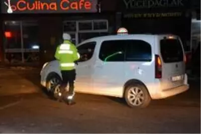 Eksi 10 derecede görev başındaki polislere çay ikram ettiler
