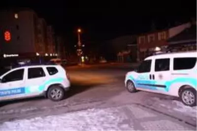 Eksi 10 derecede görev başındaki polislere çay ikram ettiler