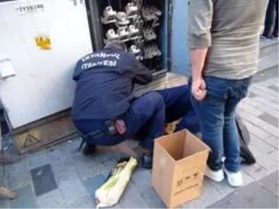 İtfaiyesi elektrik panosuna sıkışan kediyi kurtardı İtfaiyesi elektrik panosuna sıkışan kediyi kurtardı