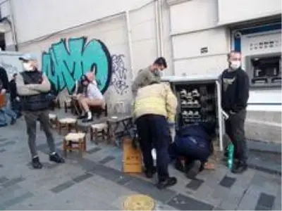 İtfaiyesi elektrik panosuna sıkışan kediyi kurtardı İtfaiyesi elektrik panosuna sıkışan kediyi kurtardı