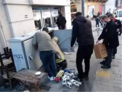 İtfaiyesi elektrik panosuna sıkışan kediyi kurtardı İtfaiyesi elektrik panosuna sıkışan kediyi kurtardı