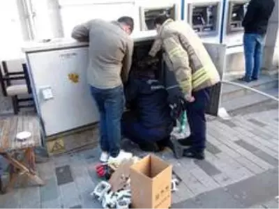 İtfaiyesi elektrik panosuna sıkışan kediyi kurtardı İtfaiyesi elektrik panosuna sıkışan kediyi kurtardı