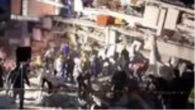 Enkaz altından çıkarılan genç futbolcunun yaşam mücadelesi sürüyor Enkaz altından çıkarılan genç futbolcunun yaşam mücadelesi sürüyor