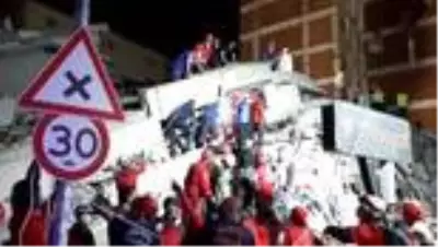 Enkaz altından çıkarılan genç futbolcunun yaşam mücadelesi sürüyor Enkaz altından çıkarılan genç futbolcunun yaşam mücadelesi sürüyor