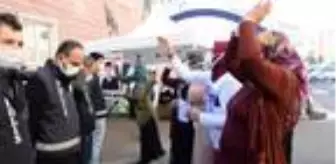 Diyarbakır: Son dakika haber... Evlat nöbetindeki ailelerden HDP'lilere: Çocuk hırsızları Diyarbakır: Son dakika haber... Evlat nöbetindeki ailelerden HDP'lilere: Çocuk hırsızları