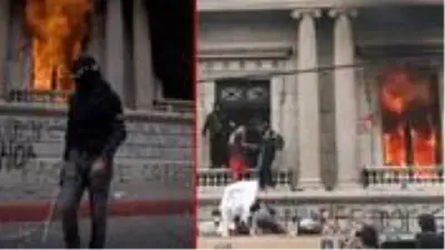 Guatemala'da hükümet karşıtı düzenlenen protestolarda Kongre binası ateşe verildi Guatemala'da hükümet karşıtı düzenlenen protestolarda Kongre binası ateşe verildi