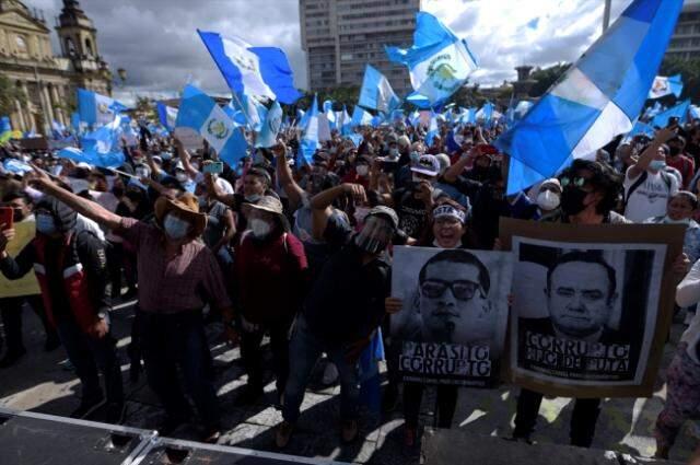 Guatemala'da hükümet karşıtı düzenlenen protestolarda Kongre binası ateşe verildi Guatemala'da hükümet karşıtı düzenlenen protestolarda Kongre binası ateşe verildi