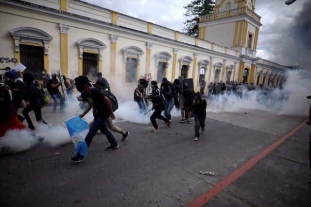 Guatemala'da hükümet karşıtı düzenlenen protestolarda Kongre binası ateşe verildi Guatemala'da hükümet karşıtı düzenlenen protestolarda Kongre binası ateşe verildi