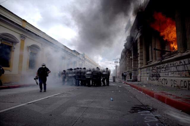 Guatemala'da hükümet karşıtı düzenlenen protestolarda Kongre binası ateşe verildi Guatemala'da hükümet karşıtı düzenlenen protestolarda Kongre binası ateşe verildi