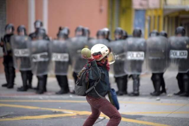 Guatemala'da hükümet karşıtı düzenlenen protestolarda Kongre binası ateşe verildi Guatemala'da hükümet karşıtı düzenlenen protestolarda Kongre binası ateşe verildi