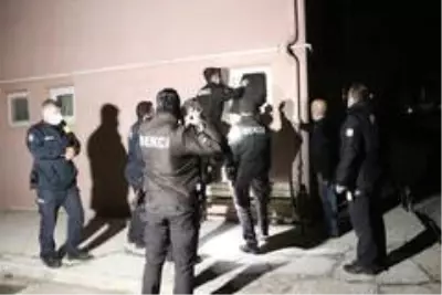 Bekçiler hırsız alarmı için tuvalet penceresinden içeri girdi