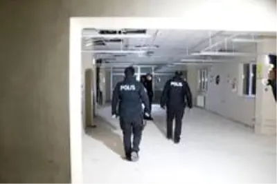 Bekçiler hırsız alarmı için tuvalet penceresinden içeri girdi